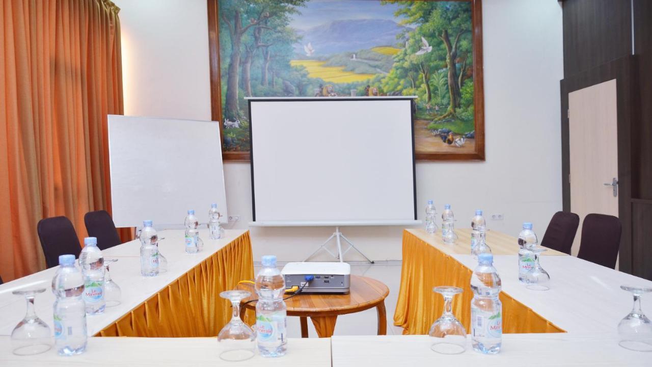 Gaia Asri Hotel Pamanukan Hilir Ngoại thất bức ảnh